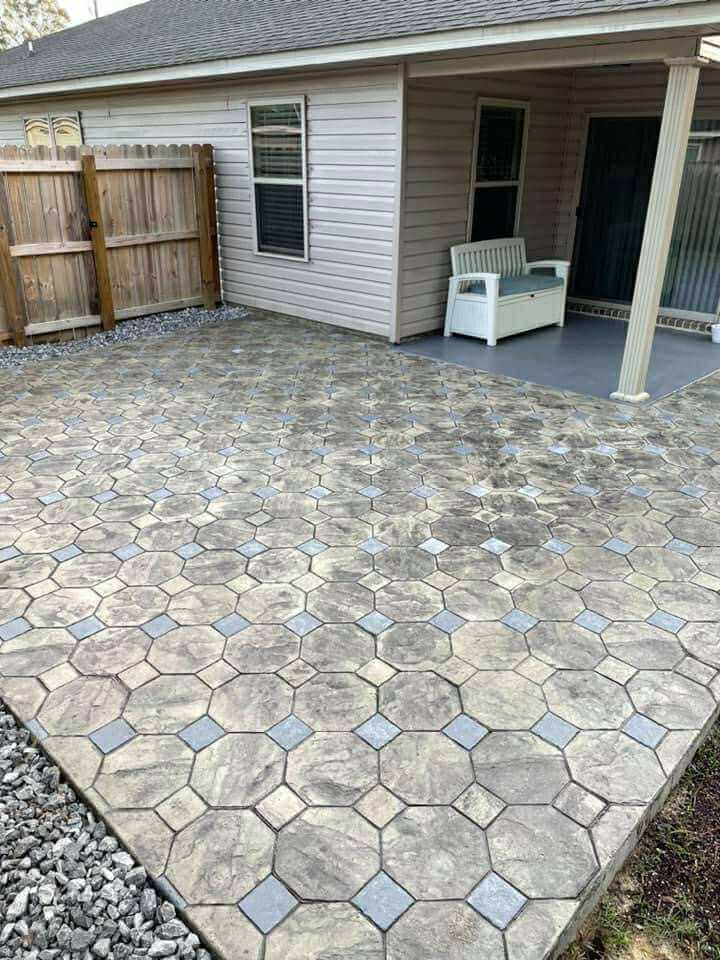 concrete-contractor-side-patio